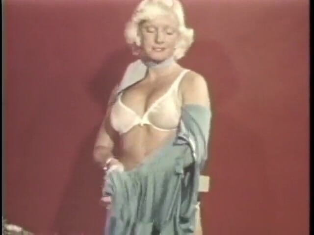 Xtime Network: Porno vintage: la fantastica bionda è così dispiacio alla vista del...