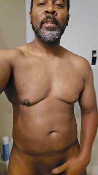 Allargo il mio buco con un dildo e mostro il mio grande cazzo nero