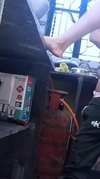 Bhabi Kitchen Me Kam Kar Rahi Thi Tab Devar Aya Aur Doggy Banake Choda