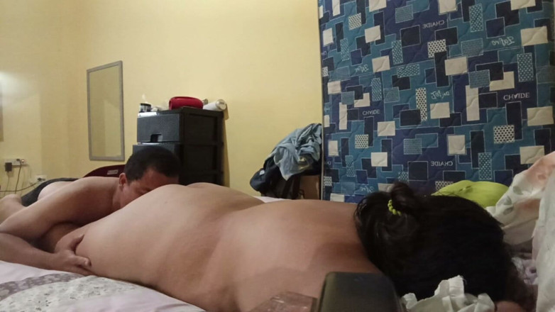 Stepmom_with_big_tits: Вона потрапляє на четвереньки, щоб я міг дуже добре лизати дупу своєї мачухи.