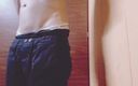 Sexy gay show: Moje mladá webkamera ukazuje, jak si nahý hraje s jeho...