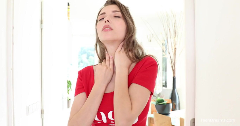Teen Dreams: Mila Azul - bodysuit merah seksi
