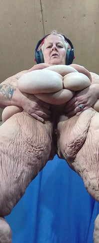 あの秘所にかがみ込み、大きく開いて立ち上がって、まるで男がヘリコプターでチンコを飛ばすかのように噴き出している