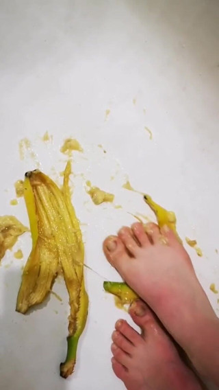 Erotic college: I like banana between the legs