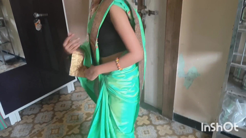 Desishycouple: Soție indiană care se pregătește în sari verde. Partea 1