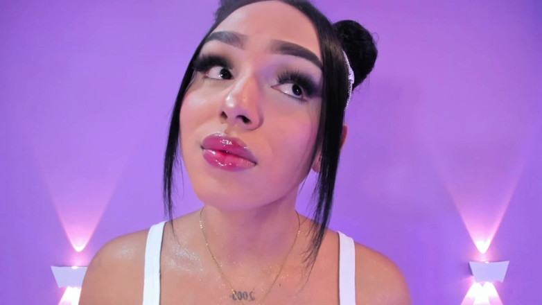 Brittany Gil: सेक्सी रसदार होंठ