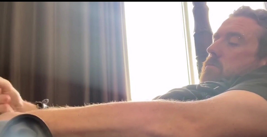 Dirty Talking Guy: "J'adore quand des amis viennent visiter ... J'adore particulièrement quand ils...