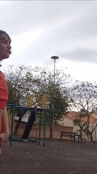 Pinkeln und lutschen auf einem Platz im freien