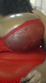 La sSBBw nera gioca con le tette e geme fetish