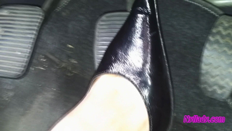 Nyllady: 黒いパンプスを裸足で走り、回転数を上げる