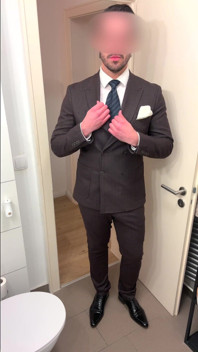 Homme d’affaires en costume se branle sur ses chaussures en cuir verni