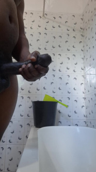 Můj penis je nemilosrdný. Hledá tu špinavou kundičku, kterou by mohl zametnout.