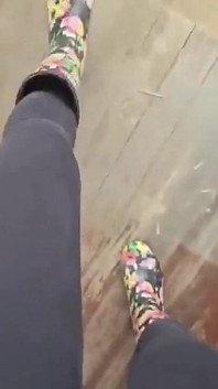 哦，看看我的橡胶雨靴在所有这些不同的角度和位置，因为我的性感尺寸6英尺享受他们h的方式