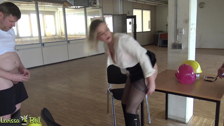 German Fuck Girls: Lokasi konstruksi bertiga dengan bos keriting!