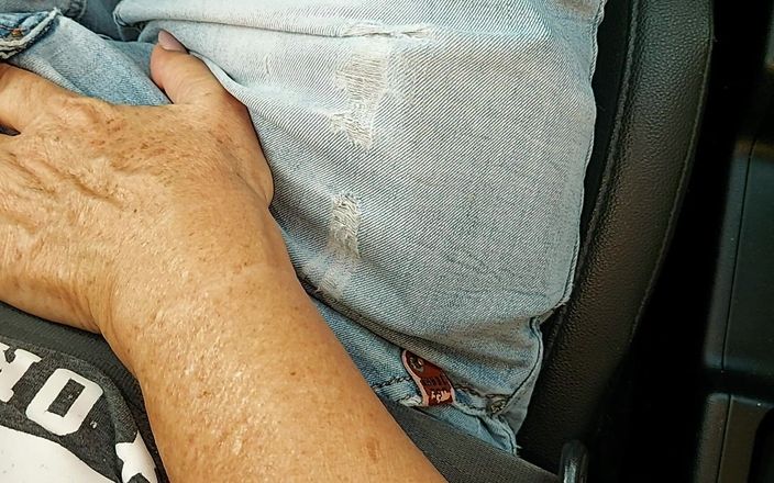 Step Mommy: Ik wrijf 's ochtends in de auto over mijn natte poesje...