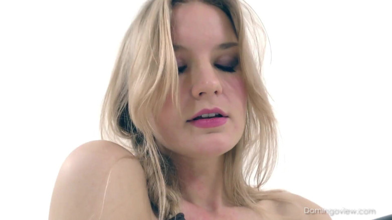 Domingo View: Bree Haze mijando e recebendo um orgasmo real