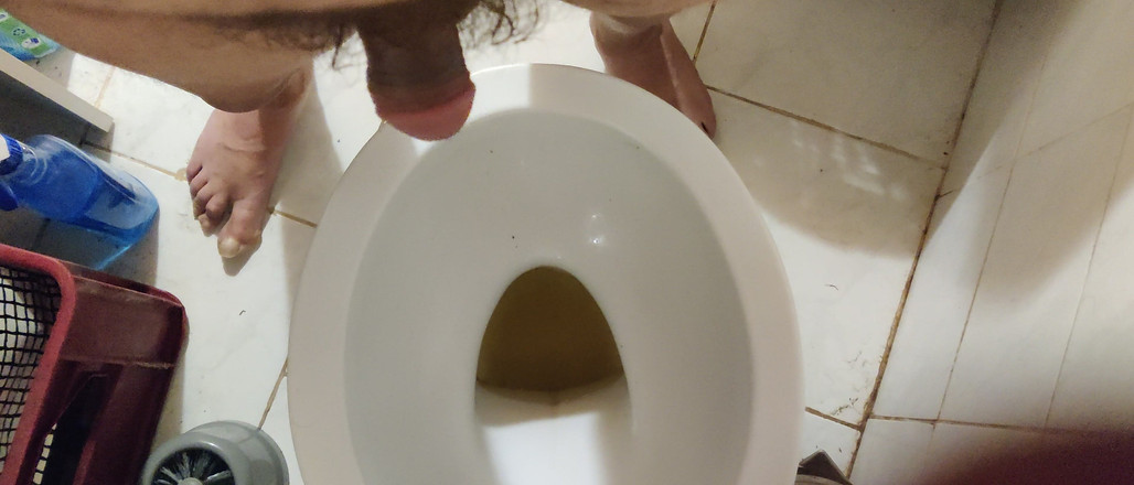 Oneplus82: Orinar con una polla pequeña.