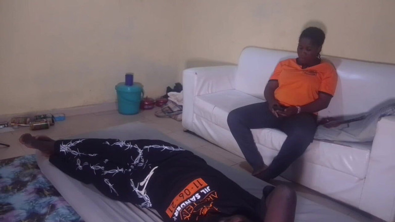 Pornsexlive: Murid berseragam perguruan tinggi melucuti pakaian gurunya dan ngentot dia...