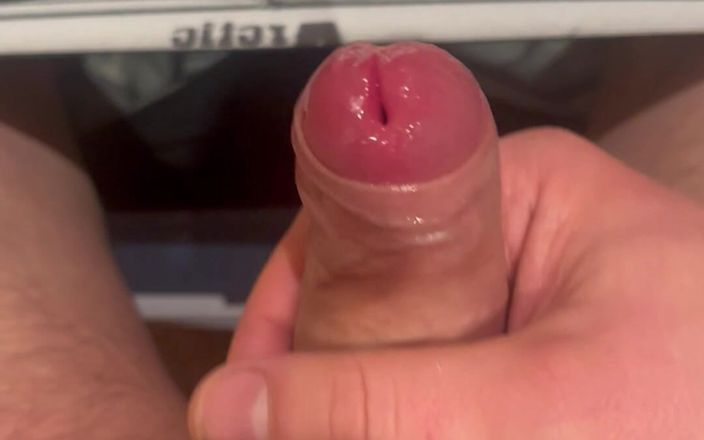 Young cum: Мастурбую мій член в туалеті і знімаю його крупним планом