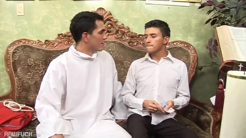 Raw Fuck: Pervertido sacerdote toma confesionario