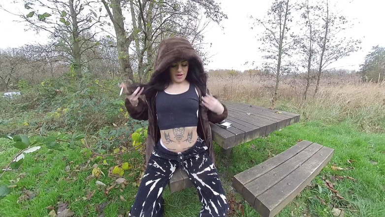 VR smokers HD-2D Videos Only: Shay London - merokok