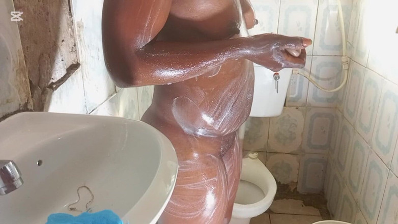 Lovel4040: Baño y follar duro mientras mis padres están lejos