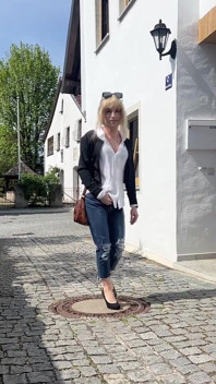 Hete inzichten door een ritsbroek! Tranny meisje komt klaar op een openbare parkbank!