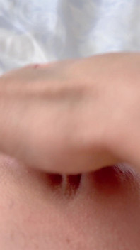 Vaknade med blöta trosor och fingrade min våta fitta till orgasm