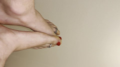 Nail Fetish Babe: Chi vuole sborrare sulle mie belle unghie dita rosse che...