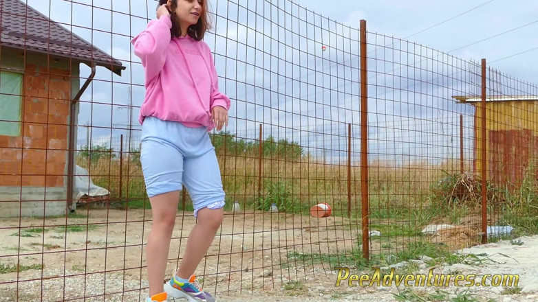 Pee Adventures: Fată hipster disperată care încearcă din greu să se pișe
