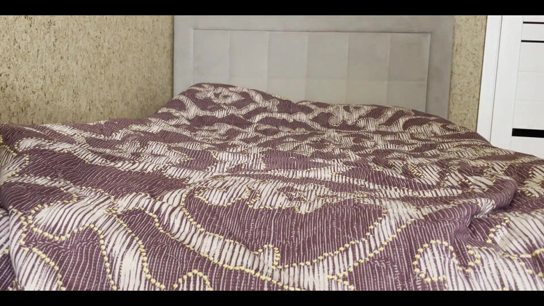 Lux Eva: Возбужденная милфа растягивает киску