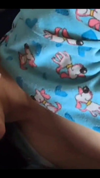 Macecha MILF je ráno probuzena ptákem jejího nevlastního syna, který chce, aby ho vykouřila