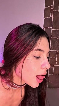 Liếm con cu giả kỳ lân của tôi
