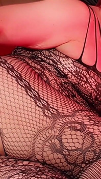 Geweldige kont mietje milf neukt haar kont met een zwarte enorme dildo