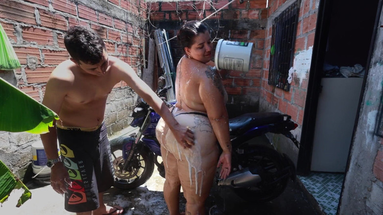 Lexly_16: Mi Vecino Me Lava La Moto Y Despues Me Folla