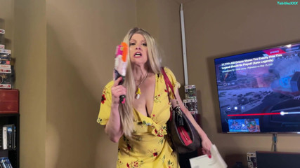 TabithaXXX: Giantess stepmom - shrinks slacker stepson 2 worship her body
