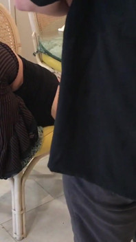 Ibu tiri tersangkut di bawah meja