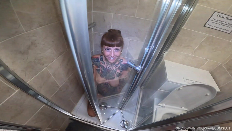 Yourfavecumslut: Con điếm đói đi tiểu được sử dụng làm nhà vệ sinh