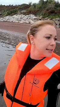 Strapped ketat & floating free - tes life jacket wetsuit seksi