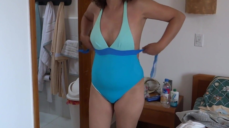 Ardientes69: Compilation - Mia moglie di 58 anni si mostra in bikini prima...