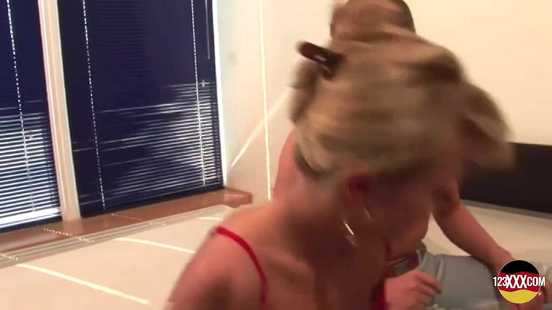 123XXX - 100% Amateurs: Pelacur blonde seksi mengongkek jiran Jermannya