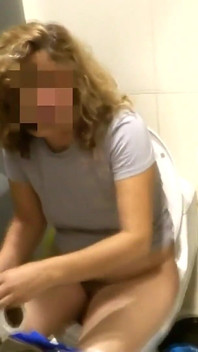 해변에 가기 위해 비키니를 입기 전에 옷을 벗고 오줌을 싸는 계모.