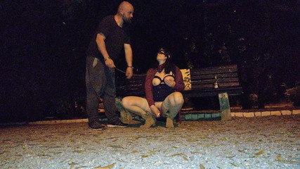 Toilet Mommy: Controllati E Al Guinzaglio in Leggings E Stivali Alti