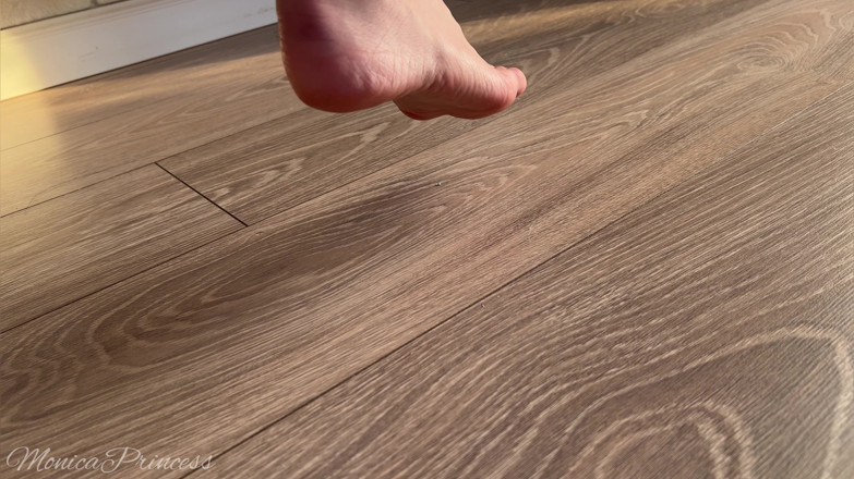 Princess Monica: Krutá obryně-exekutorka udělá kroky na předstírání drobného muže 