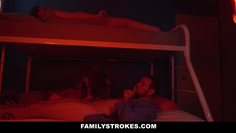 Family Strokes: Бійці подушок і кусачі подушок