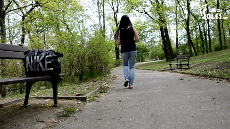 Czech Soles - foot fetish content: Barfuß flip-flops im park