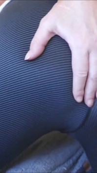 Anaal Spelen En Kont Spreiden Met Close-up Kont Knipogen Met Yogabroek Naar Beneden Getrokken