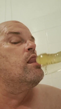 Vadia solta, chupando os dildos