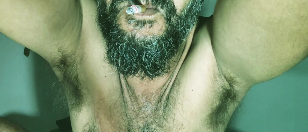 Stink HairyMale: Fétichisme des pieds et tabagisme