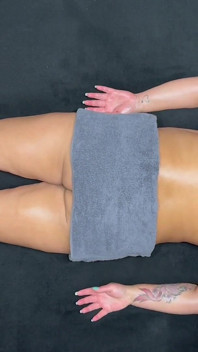 Uma massagem rica e sensual termina em sexo e masturbação até o clímax.